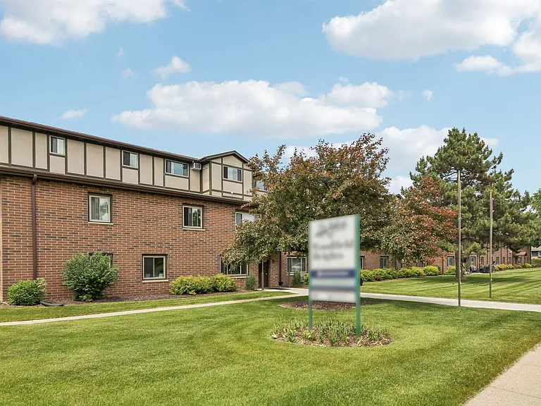 Woodfield Heights Apartments — Photo 27