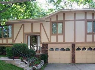 8111 Raven Oaks Dr, Omaha, NE 68152