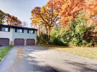 1084 Kirkwood Dr, Eagan, MN 55123