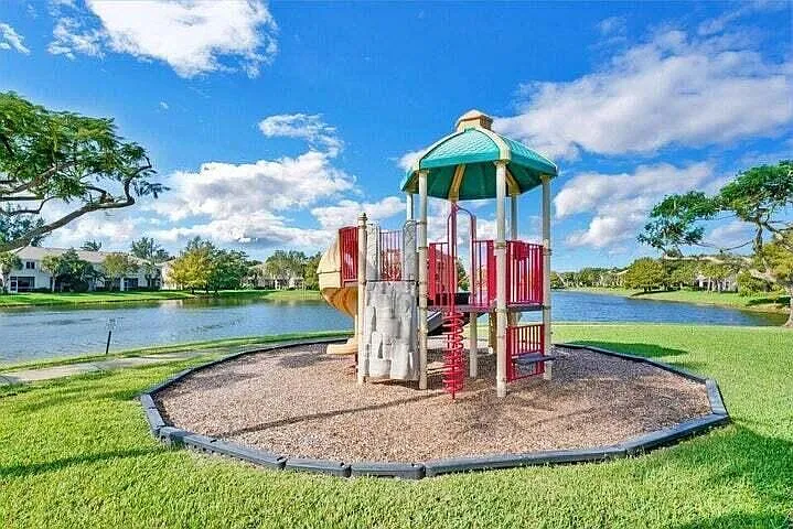 2 bed, 2.5 bath, 1104 sqft, $2,300 — Photo 3