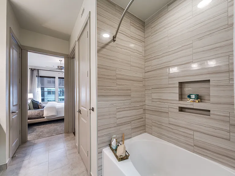 Alexan 5151 — Photo 23