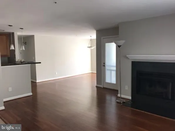 3176 Summit Square Dr #4-B2, Oakton, VA 22124