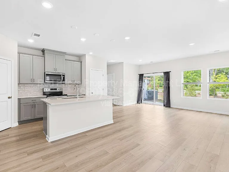 2220 Belterra Dr — Photo 4