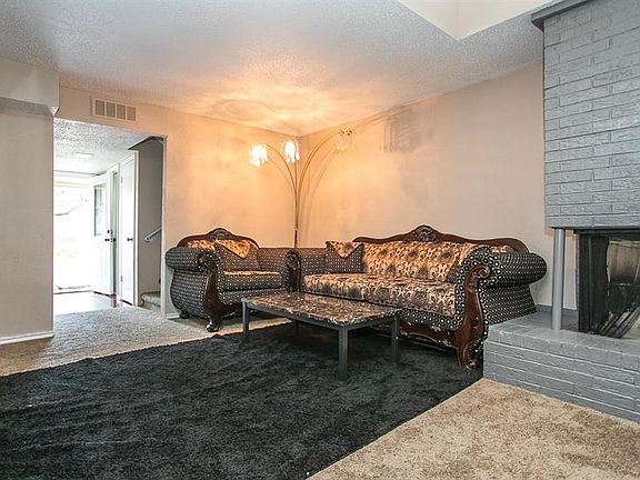 3rd image of 3916 Towngate Blvd