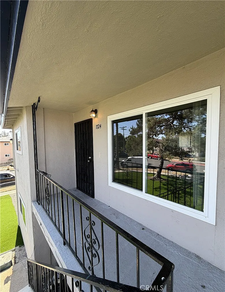 2 bed, 900 sqft, $2,300 — Photo 3