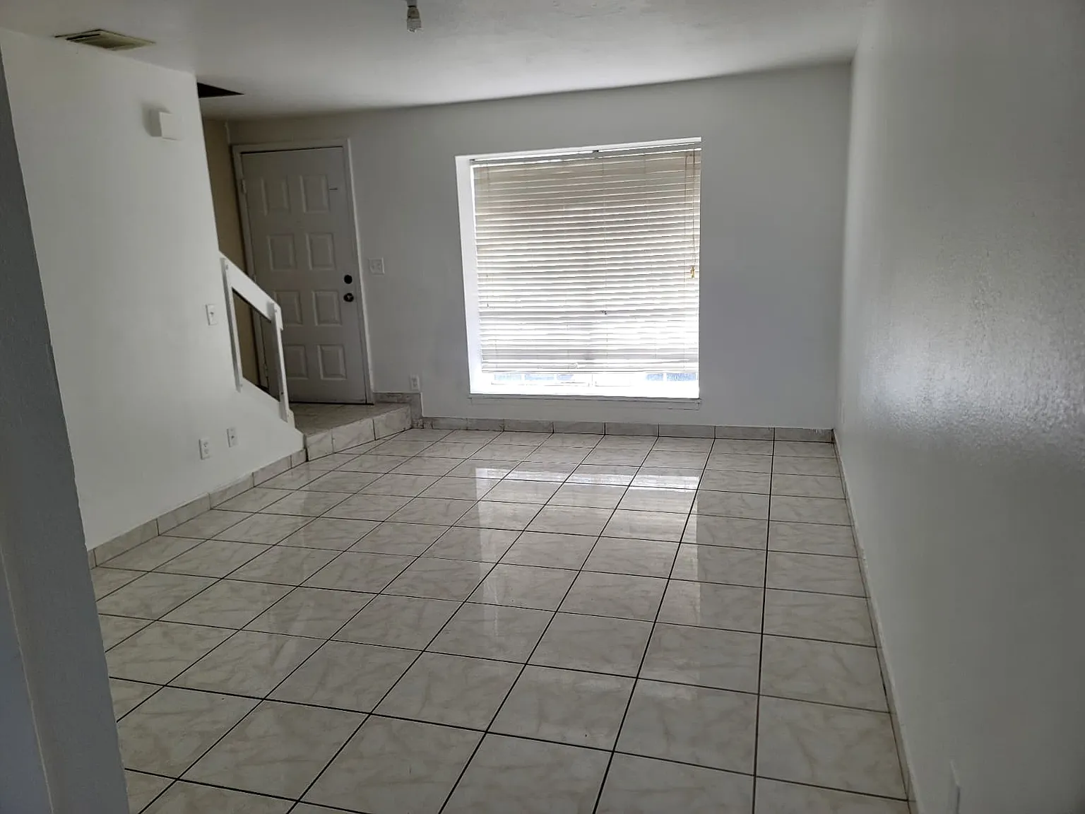 2 bed, 1.5 bath, 992 sqft, $1,400 — Photo 2