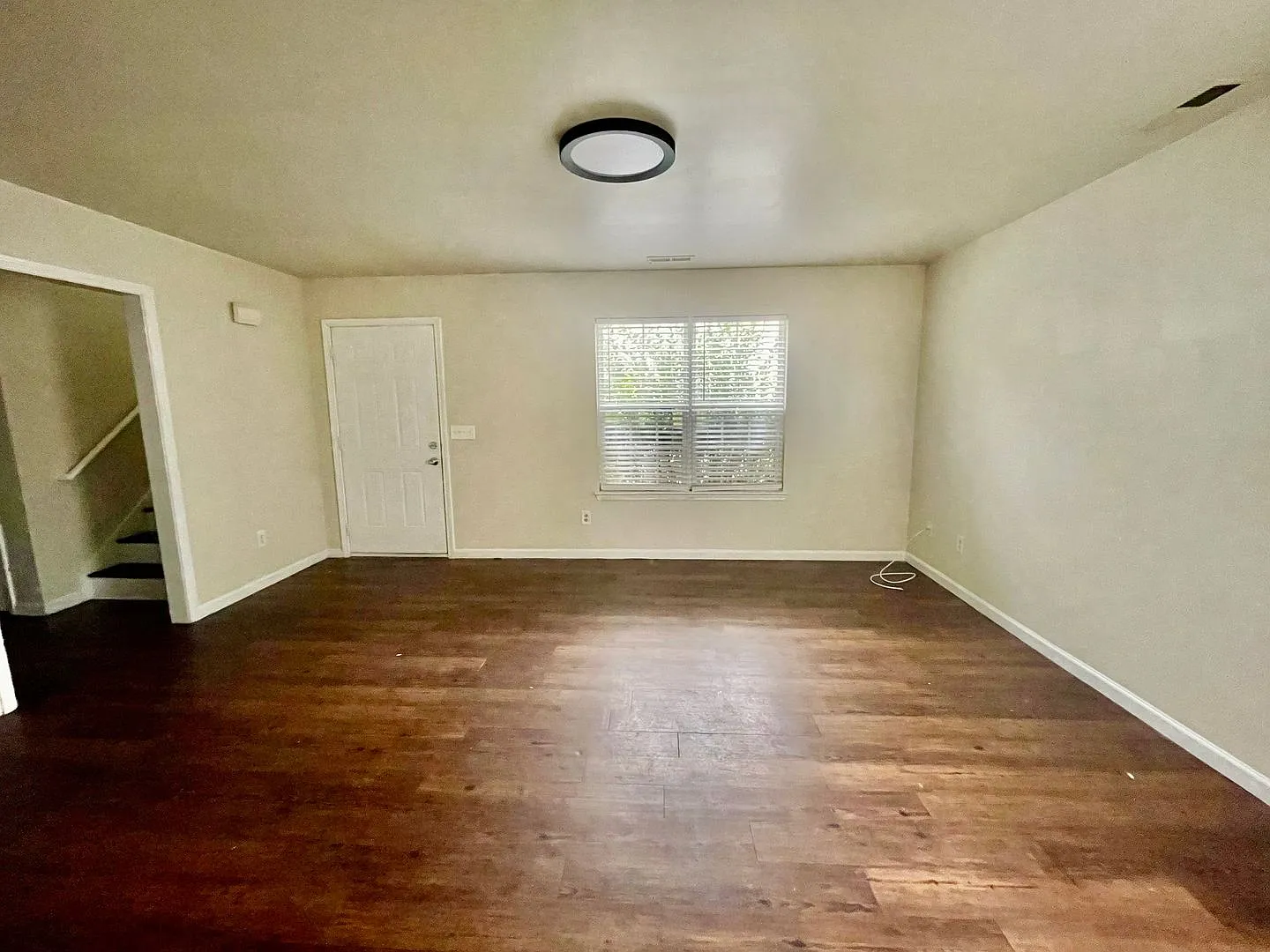 Must see 4 bedroom 2.5 bath townhouse with 1 car garage . — Photo 2