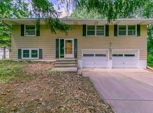 688 Granada Ave N, Oakdale, MN 55128