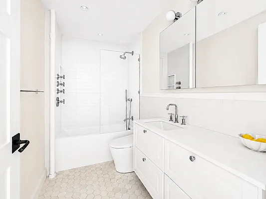 Bathroom, photo 1