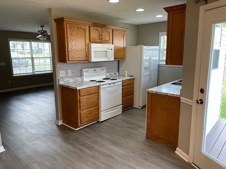 1604 Baucom Dr — Photo 10