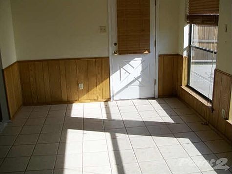 2nd image of 200 Cozby St S