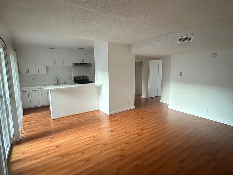 511 N Kenmore — Photo 4