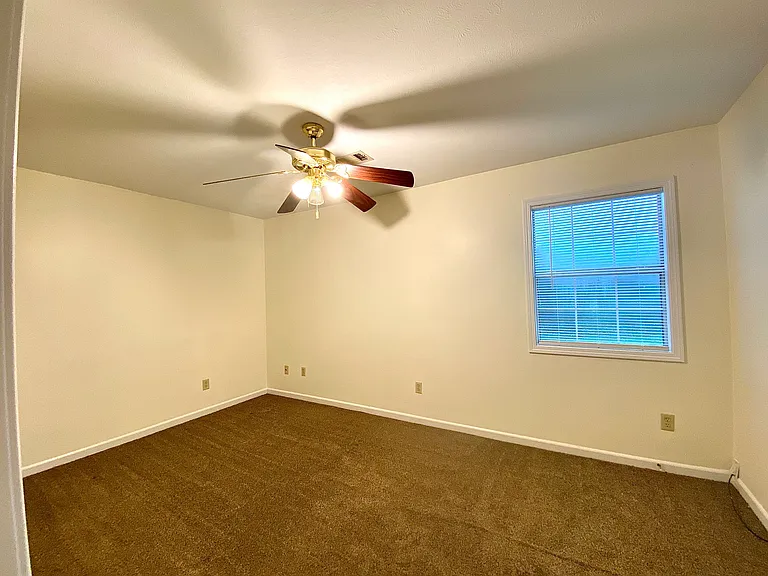 129 N College St — Photo 17