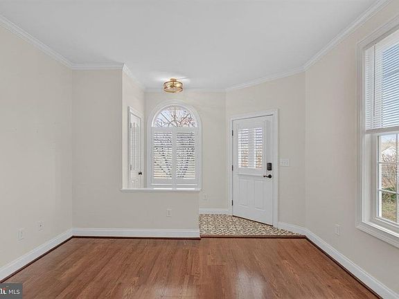 5th image of 140 Emerald Dr