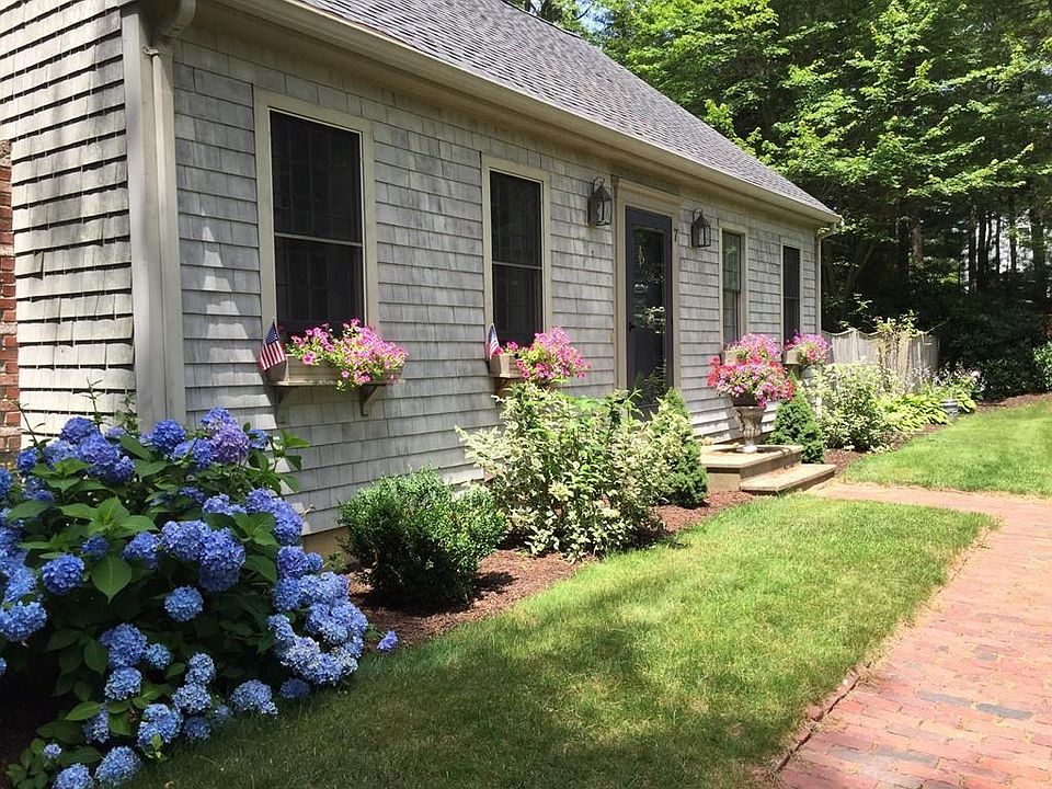 1st image of 7 Copper Beech Dr