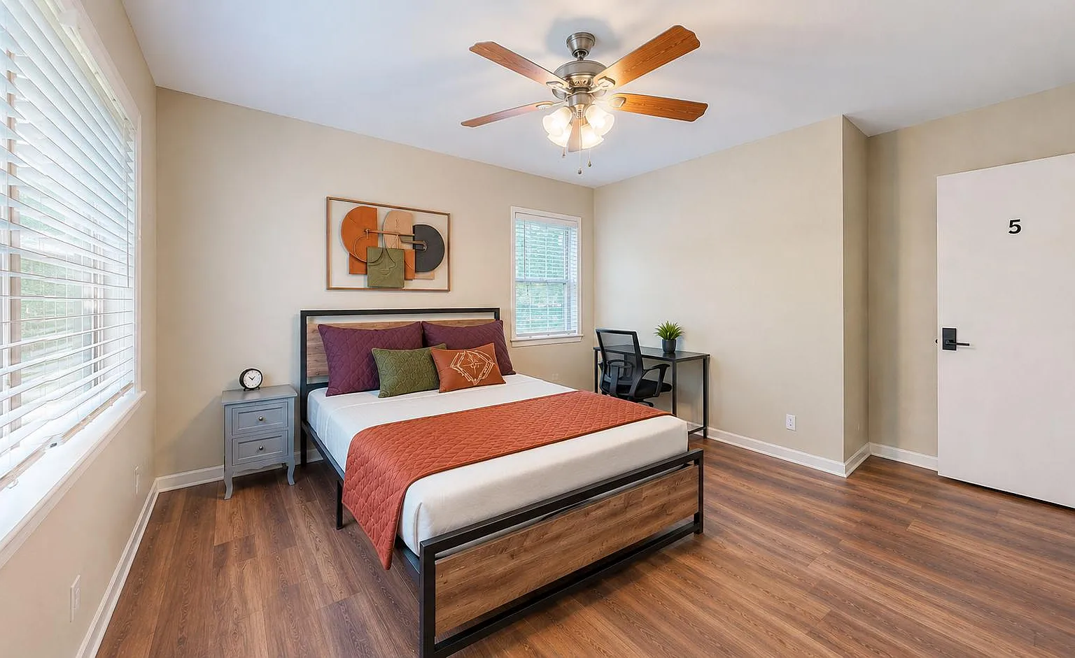4 bed, 6.0 bath, 1960 sqft, $741 — Photo 1
