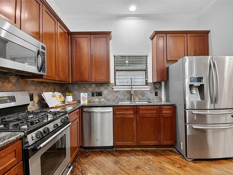 2304 Jackson St — Photo 6