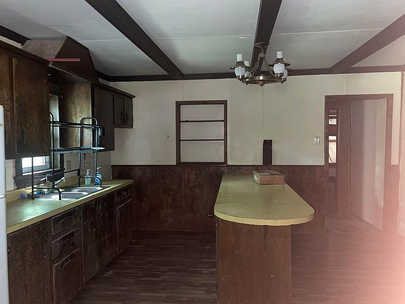 4th image of 621 E 4th St