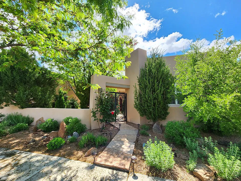 16 Prairie Crest Dr
