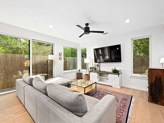 4th image of 4617 Englewood Dr #2