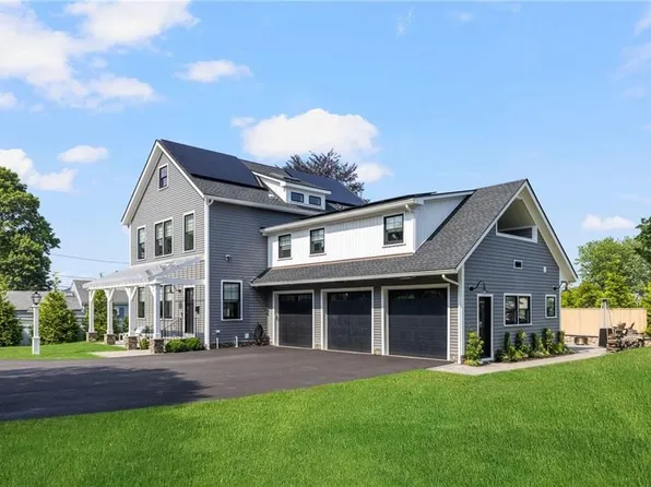 3 Oak St, Middletown, RI 02842