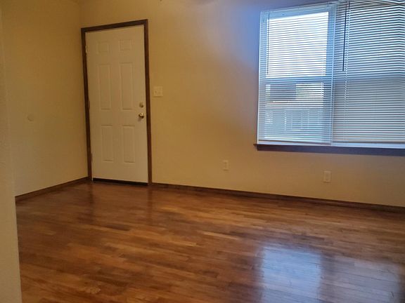 Livingroom with hardwood floors