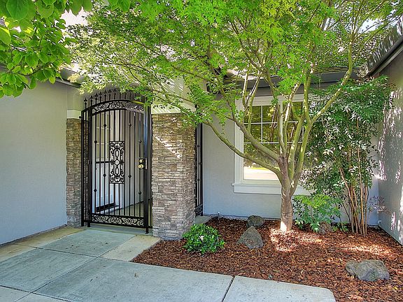 2nd image of 2652 Dorset Ln