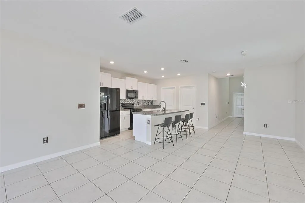 5 bed, 2.5 bath, 2415 sqft, $2,700 — Photo 3