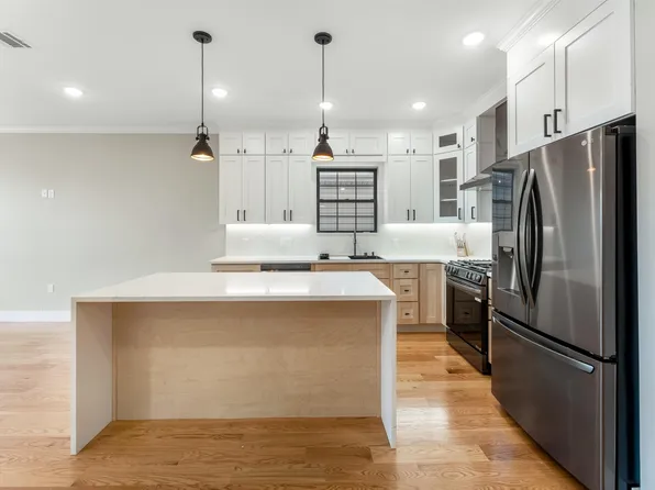 230 Griffith Street image 3 of 23