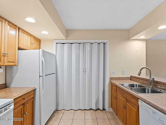4th image of 1121 Bradley Sq