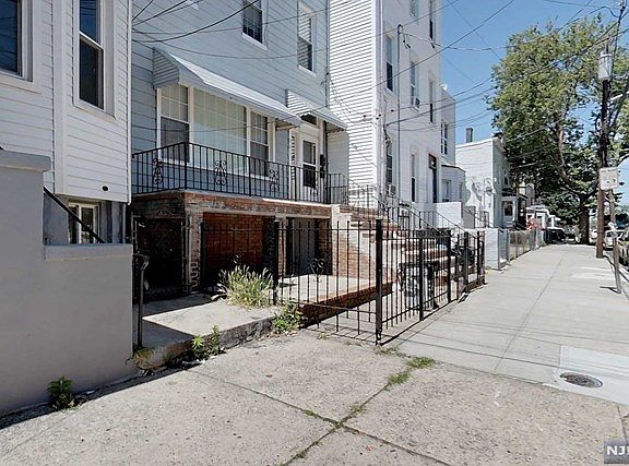 3rd image of 199 Delaware Ave