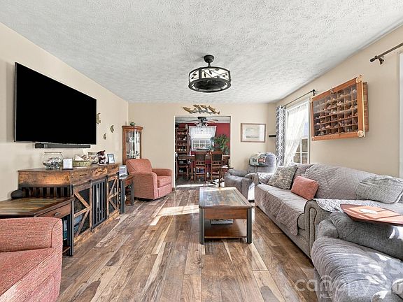 5th image of 7 Fieldcrest Cir