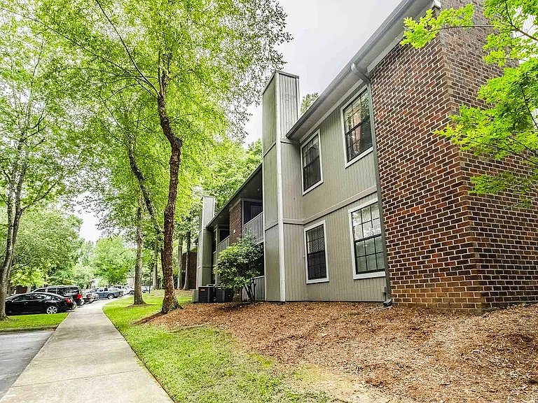 Hanover Court Apartments — Photo 9
