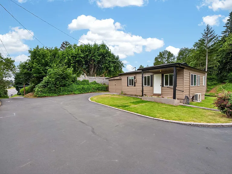 2401 NE Everett Rd — Photo 4