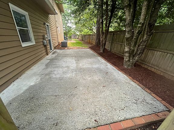 5th image of 100 Shady Oak Ln