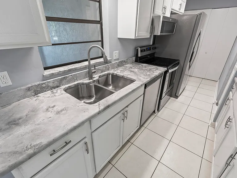 1205 S Flagler Ave — Photo 16