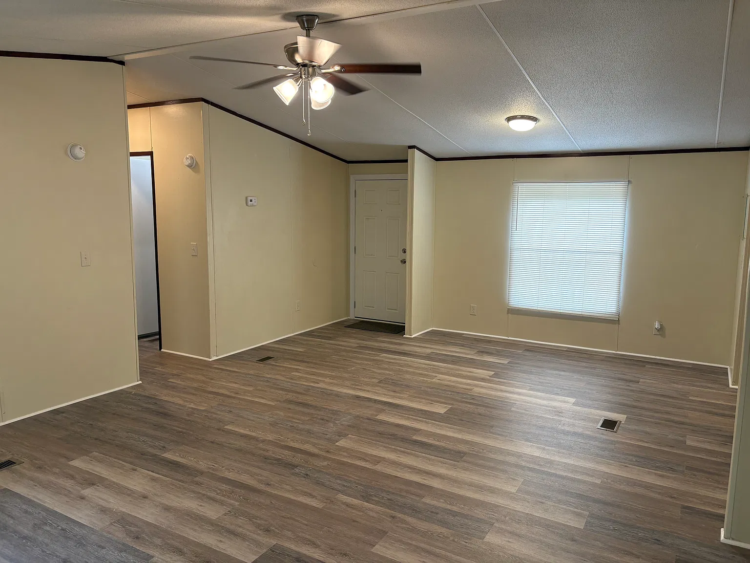 3 bed, 1200 sqft, $1,425 — Photo 3