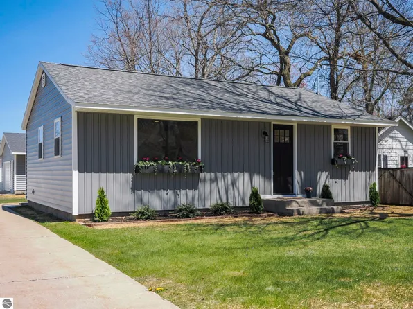 917 Carver St, Traverse City, MI 49686