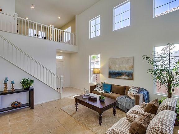 1604 Sapphire - Living Room3