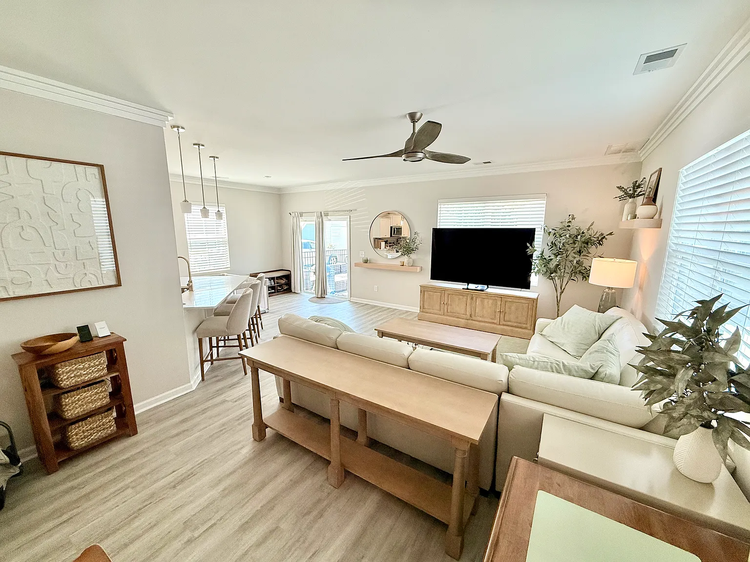 4 bed, 3.5 bath, 2390 sqft, $3,500 — Photo 2