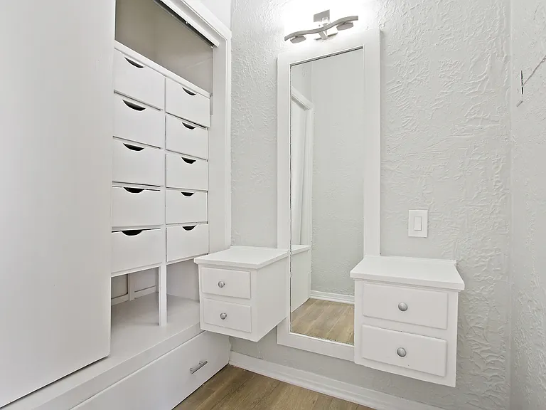 Ancelle Apartments - Studio Closet/Vanity