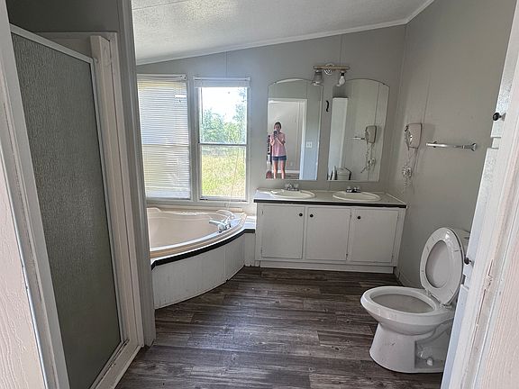 Bathroom 1 (in Master)