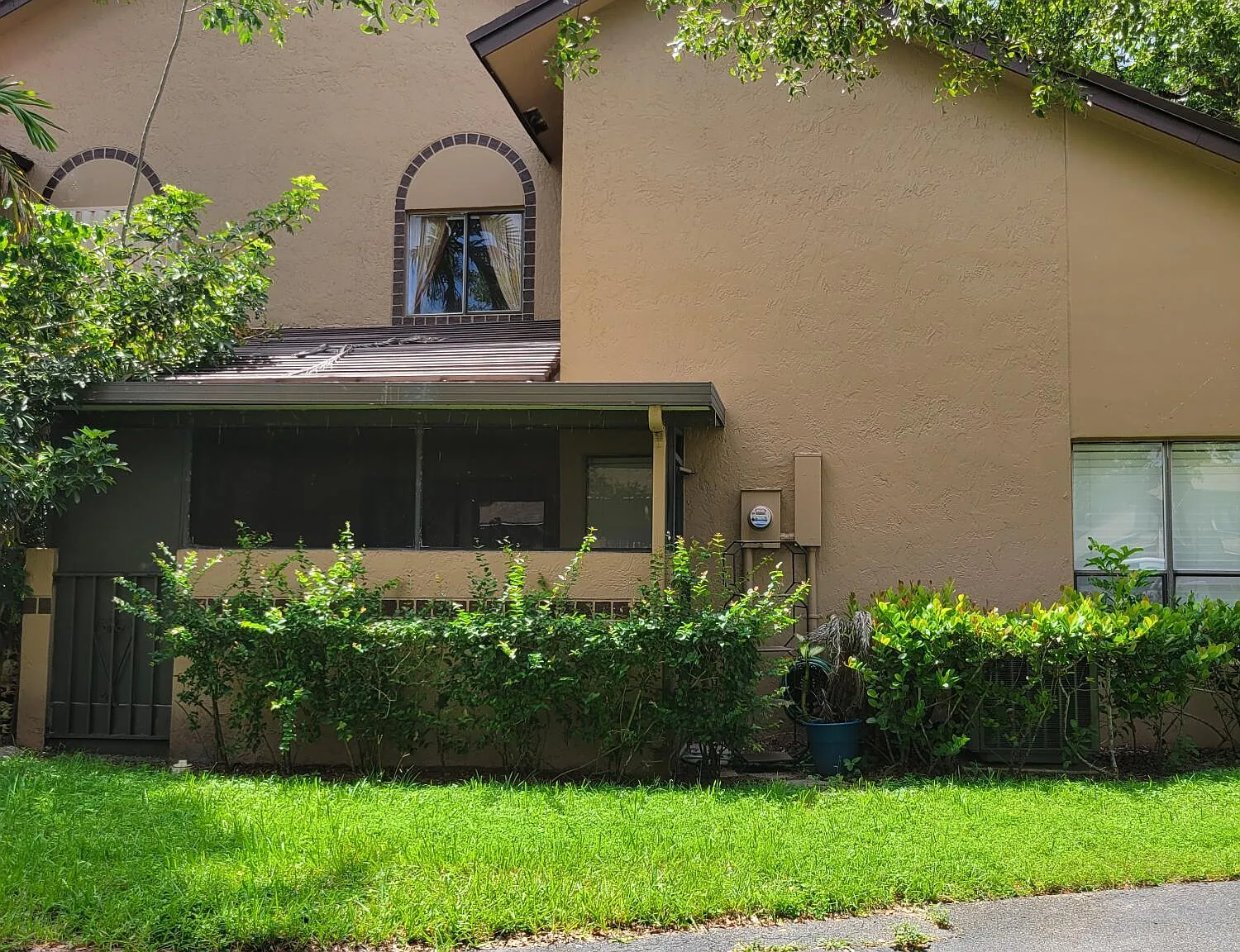 3 bed, 3.0 bath, 1470 sqft, $3,300 — Photo 2