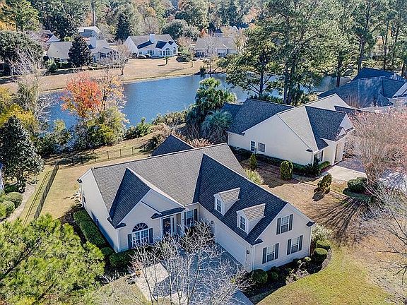 2nd image of 14 S Point Ct