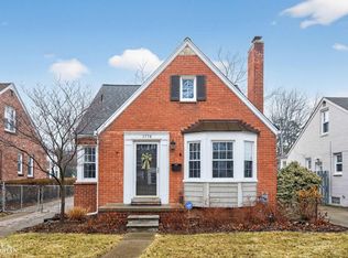1776 Manchester Blvd, Grosse Pointe Woods, MI 48236