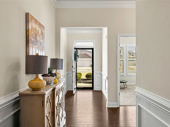 3rd image of 121 Rossmoor Ct