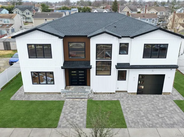 1025 Mirabelle Avenue, Westbury, NY 11590