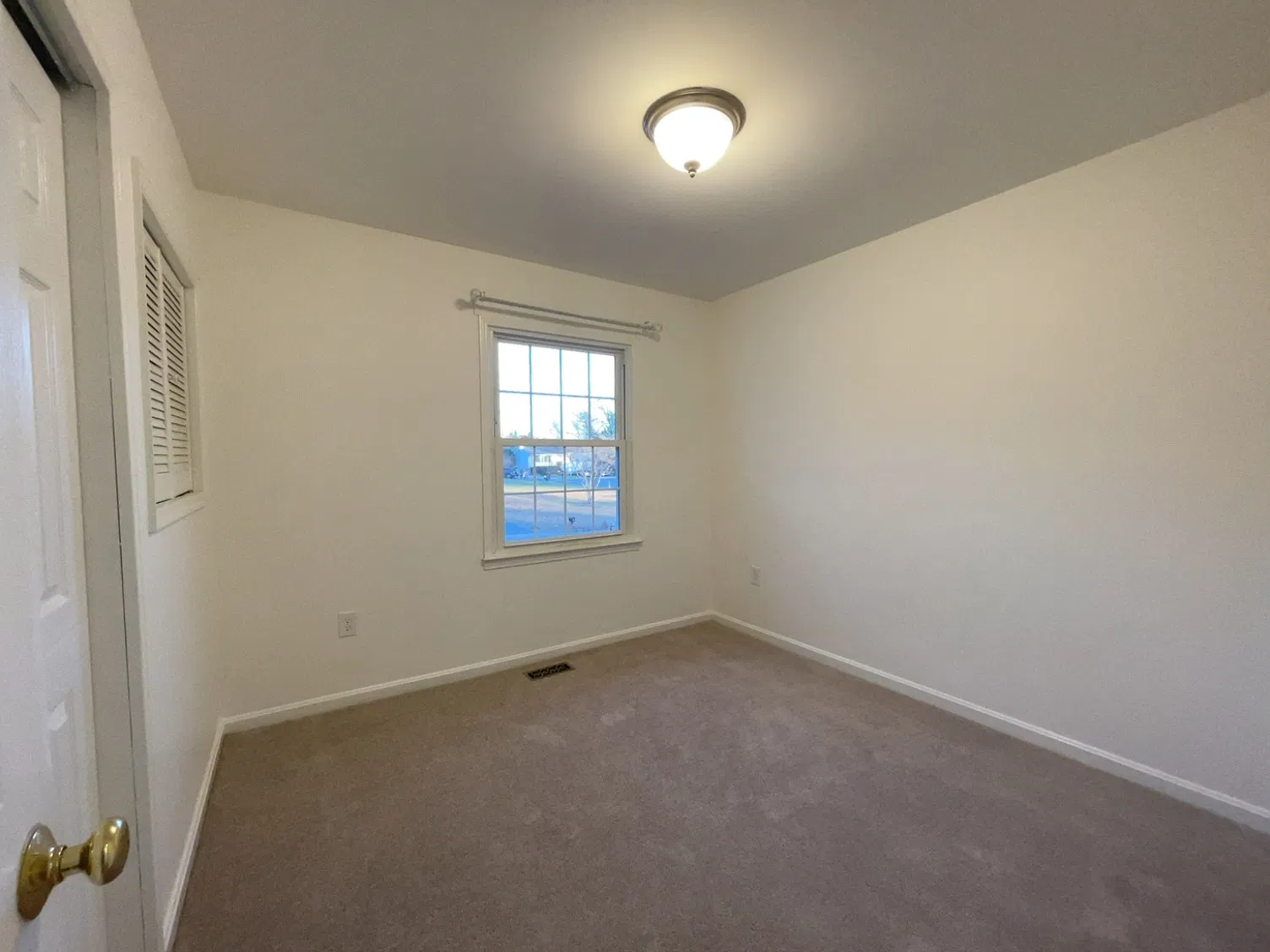 4 bed, 1694 sqft, $4,100 — Photo 3
