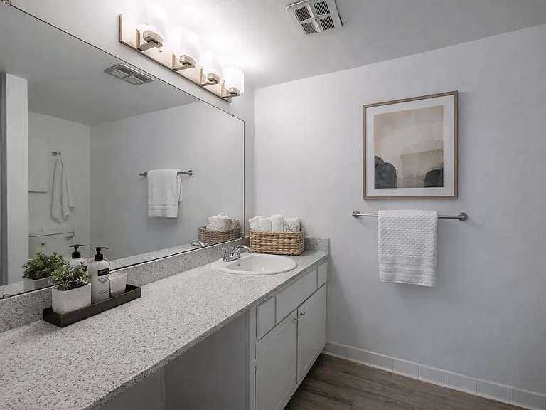 Carlyle Tower Apartments - Southfield, MI — Photo 8