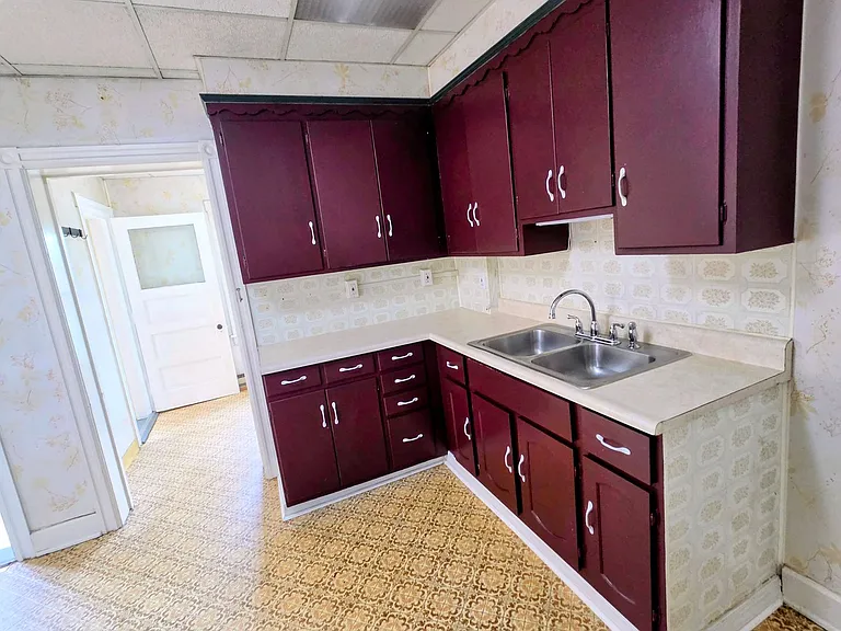 424 E Locust St — Photo 5